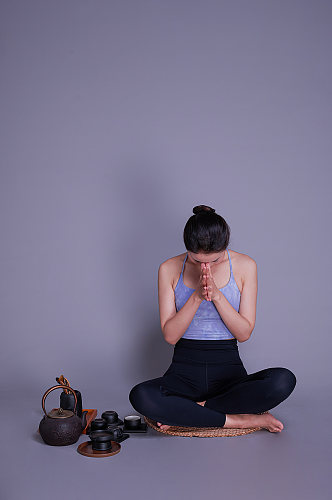 女性瘦身瑜伽锻炼运动美女泡茶人物摄影图
