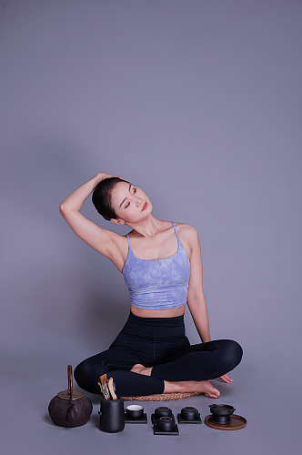 女性瘦身瑜伽锻炼运动美女泡茶人物摄影图