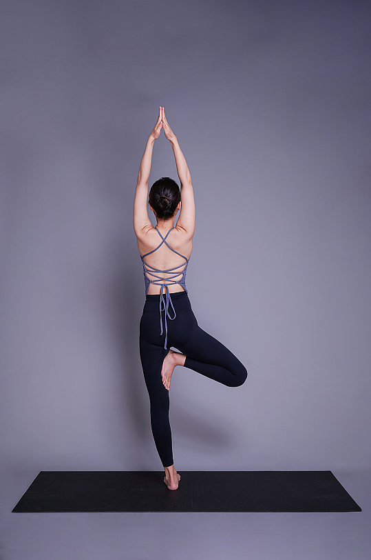 欧美瑜伽灰白画面图片-欧美瑜伽灰白画面素材下载-众图网