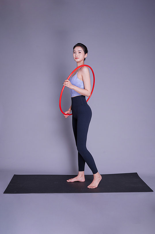 手持呼啦圈瘦身瑜伽健身美女人物摄影图精修