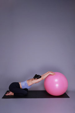 女性瘦身瑜伽球运动美女瑜伽人物摄影图精修