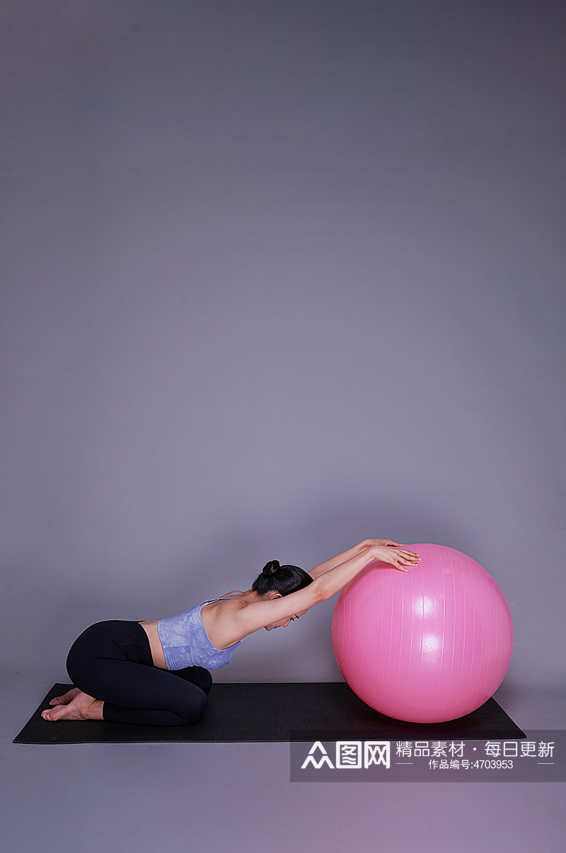 女性瘦身瑜伽球运动美女瑜伽人物摄影图精修素材