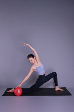 女性瘦身瑜伽球运动美女瑜伽人物摄影图精修