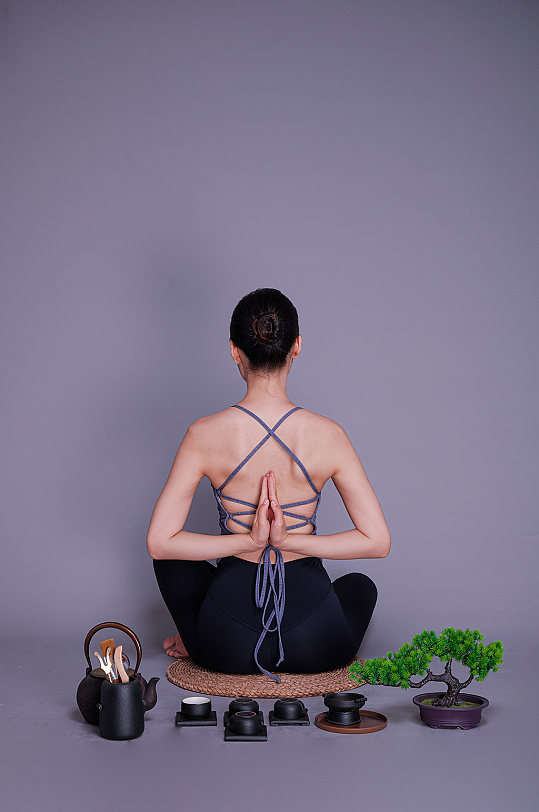女性瘦身瑜伽运动美女泡茶人物摄影图精修