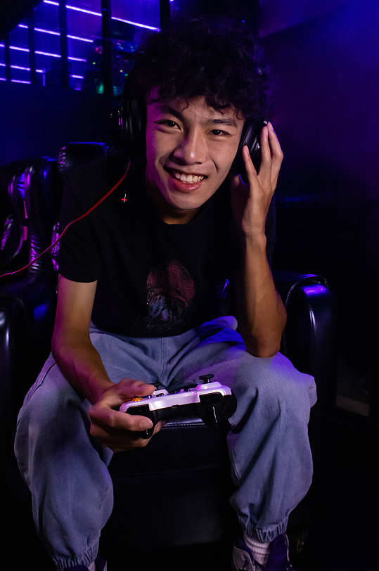 电竞房打游戏手持游戏柄电竞人物摄影图片-众图网