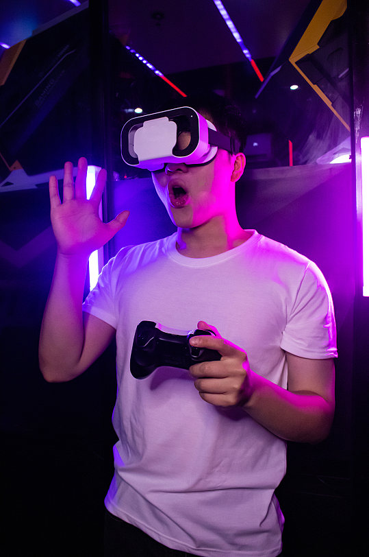 电竞房戴VP眼镜打游戏元宇宙电竞人物摄影图片-众图网