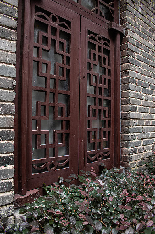 中式传统雕花窗户风景摄影图素材