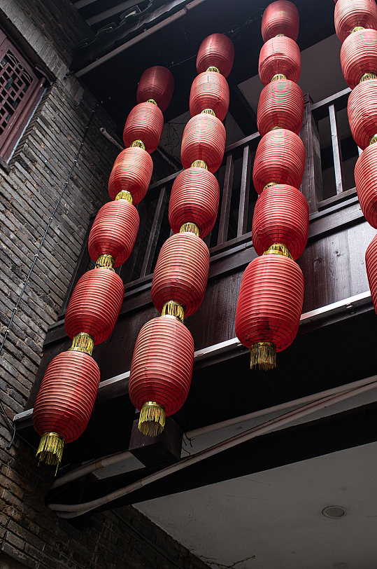 中式传统大红灯悬挂屋檐风景摄影图素材