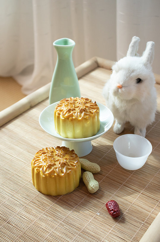 中秋节赏月茶几茶月饼兔子风景摄影图素材