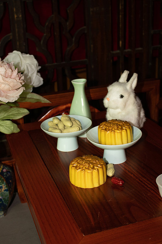 中秋节赏月牡丹花茶月饼兔子风景摄影图素材