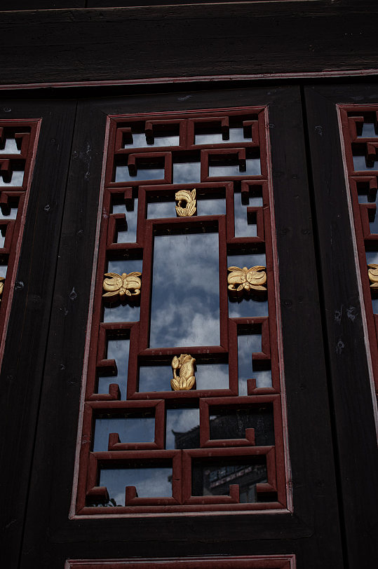 中式传统雕花窗户风景摄影图素材