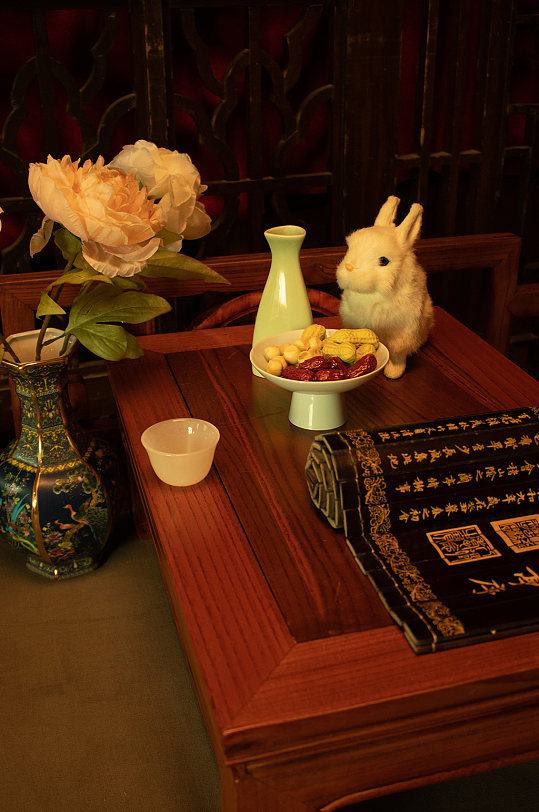 中秋节赏月茶几茶月饼兔子风景摄影图素材
