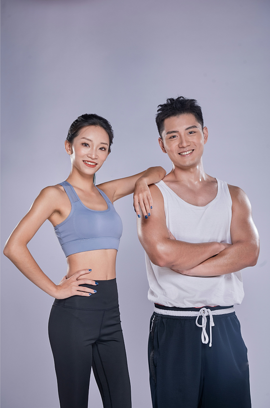 体育健身房男女叉腰运动人物精修摄影图片