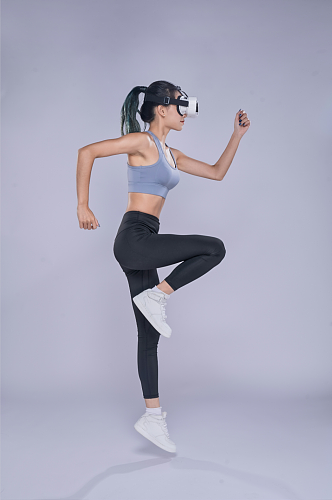 体育健身人物VR眼镜奔跑运动精修摄影图片
