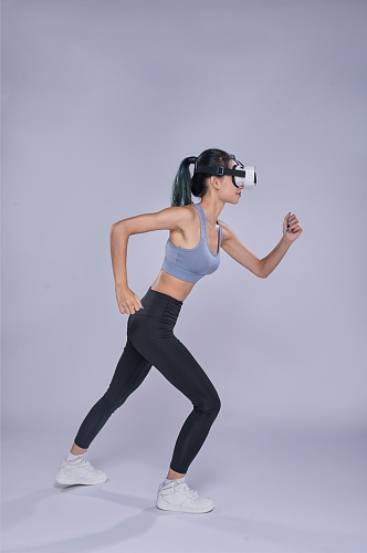 体育健身人物VR眼镜奔跑运动精修摄影图片