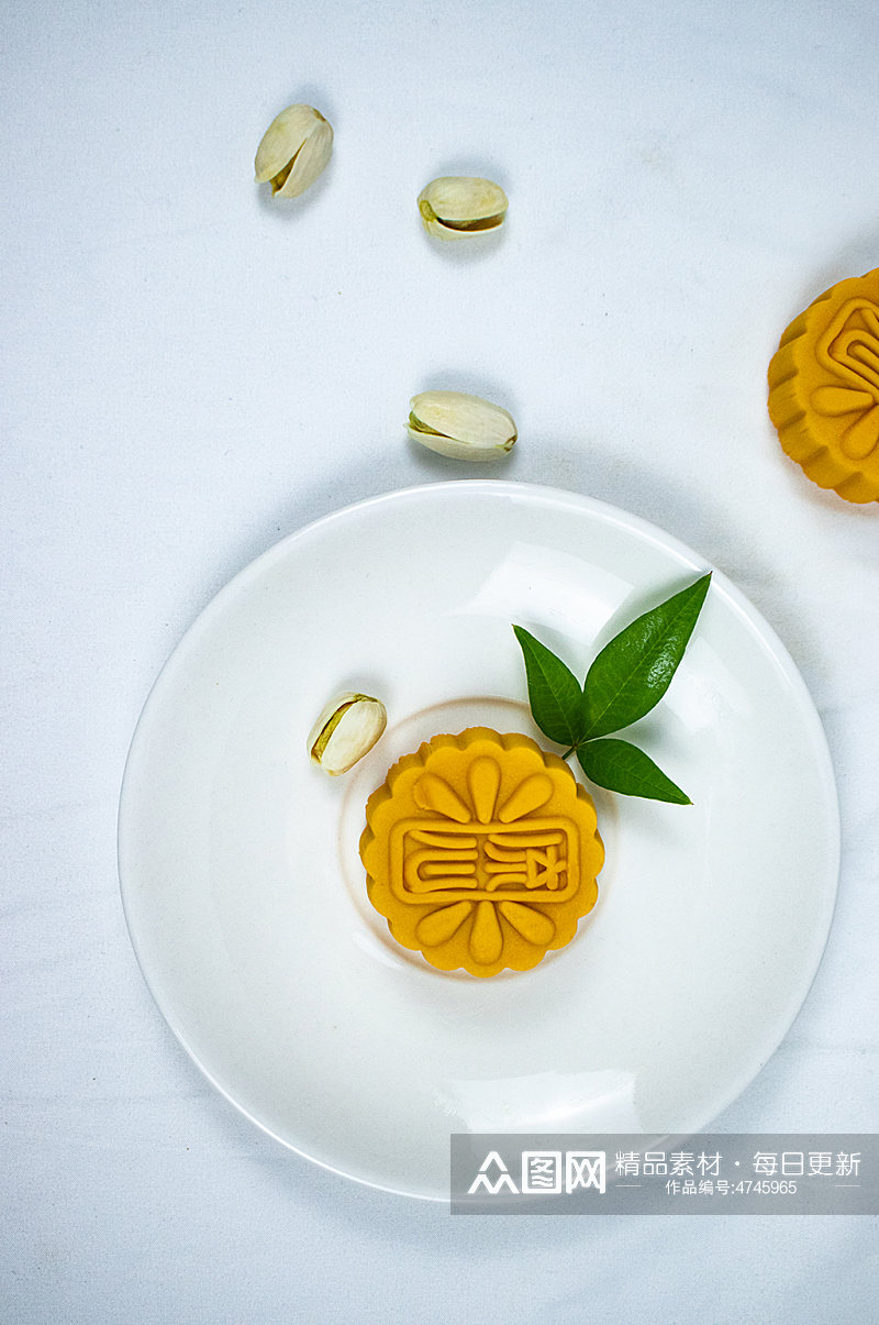 中秋节流心月饼茶杯开心果美食摄影图片素材