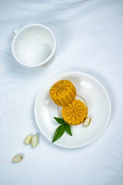 中秋节流心月饼茶杯美食摄影图片