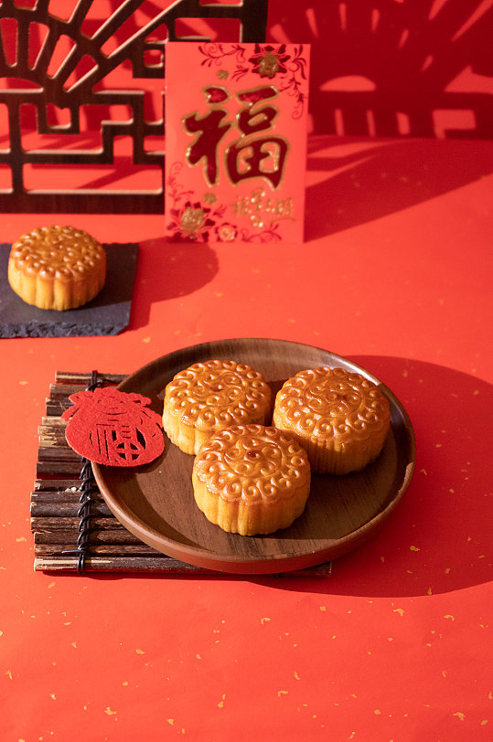 红色喜庆中秋节红包月饼美食摄影图片