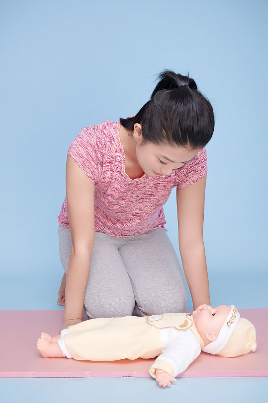 女性母婴孕妇亲子高级感人物摄影图片