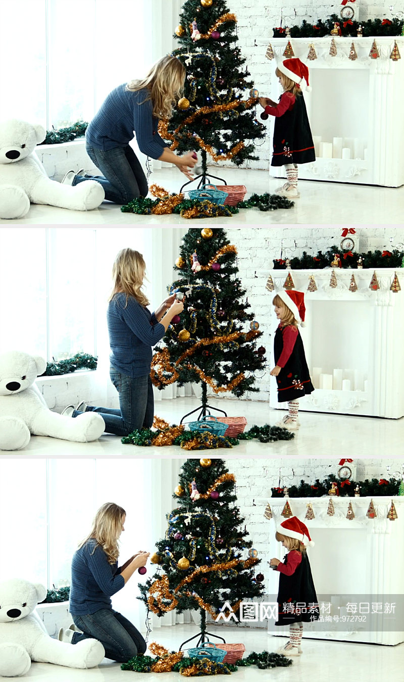 实拍圣诞节母亲教女儿装饰圣诞树素材