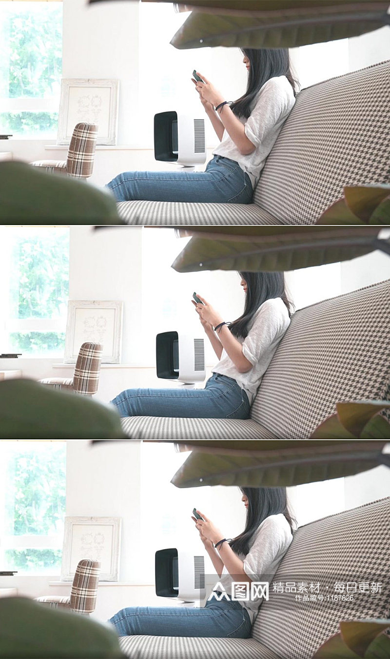 坐在沙发上用手机发短信的女人素材