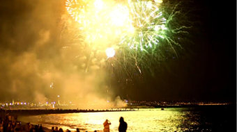 夜晚庆祝活动烟花照亮海滩的天空视频素材-众图网