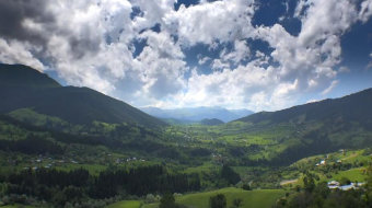实拍蓝天白云下群山中的山谷美景视频素材 风景视频-众图网