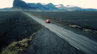 实拍红色汽车行驶穿过冰岛的公路视频素材-众图网