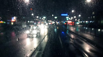 实拍下雨的夜晚看车上的交通车辆视频素材-众图网