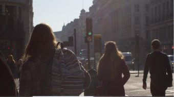 实拍人们步行走在繁忙街道视频素材-众图网