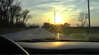日落时分开车沿着乡村道路行驶视频素材-众图网