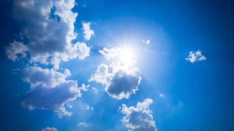 实拍阳光照耀透过蓝天白云视频素材 风景视频-众图网