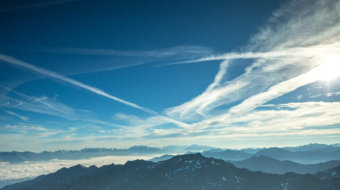 航拍蓝天白云下的雪山山峰视频素材 风景视频-众图网