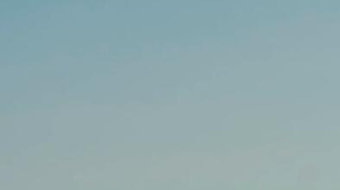 海边码头边上停一艘小船竖屏视频素材-众图网