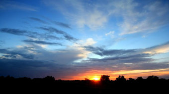 延时摄影清晨太阳升起天空云层涌动实拍-众图网