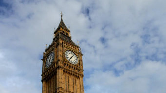 延时摄影蓝天白云下英国伦敦大本钟风景视频素材-众图网