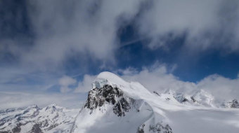 延时摄影白雪皑皑的马特宏峰山顶视频素材-众图网