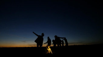 实拍傍晚在野外篝火聚会跳舞视频素材-众图网