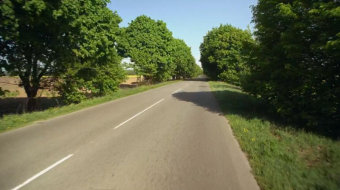 在树木覆盖的公路上开车旅行视频素材-众图网