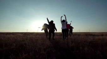 几个同学朋友聚会在乡村奔跑剪影实拍-众图网