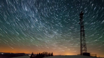 延时摄影夜晚天空中旋转的星星空间视频素材-众图网