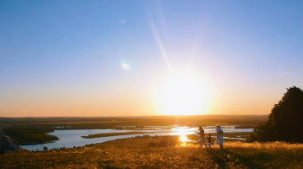 夕阳下一组家庭在草原放风筝美丽景色实拍-众图网