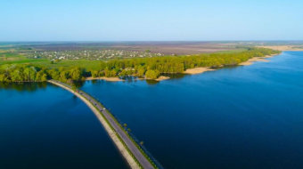 航拍美丽河流大坝上的公路交通风景视频素材 风景视频-众图网