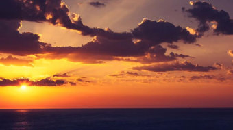 延时摄影大海上日出太阳穿过厚厚的云层实拍-众图网