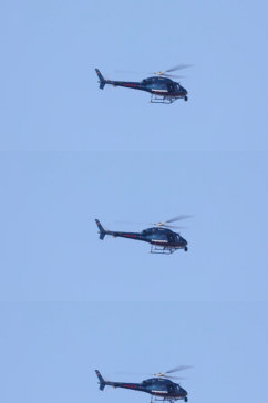 晴朗的天空下正在降落的警用直升机实拍