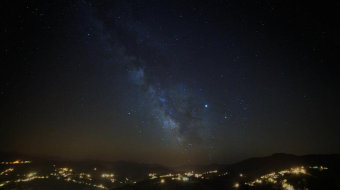 夜晚星空下的城市夜景动态实拍视频-众图网