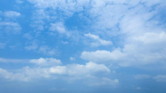 蓝色天空中的白云飘动实拍视频-众图网