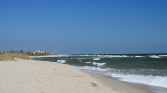 蓝天白云下的大海海滩风景实拍视频-众图网