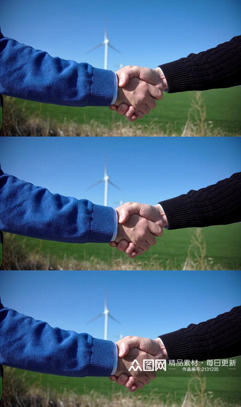 晴朗天空下俩只手握在一起实拍视频素材