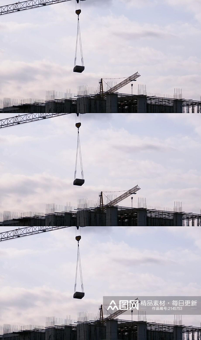 天空下建筑工地上的塔式起重机施工实拍视频素材
